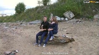 Грузчику денег не даю, а пиздой расплачиваюсь!
